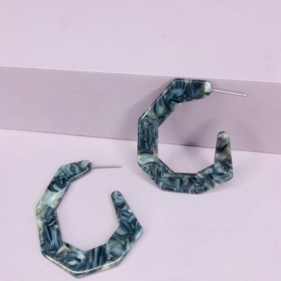 🆑 Small Angled Hoops in Gray - Picture 4 of 5